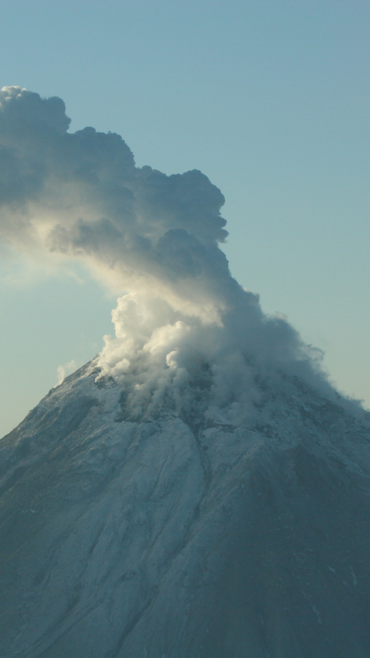 Nuages Blancs Sur la Montagne Noire. Wallpaper in 750x1334 Resolution