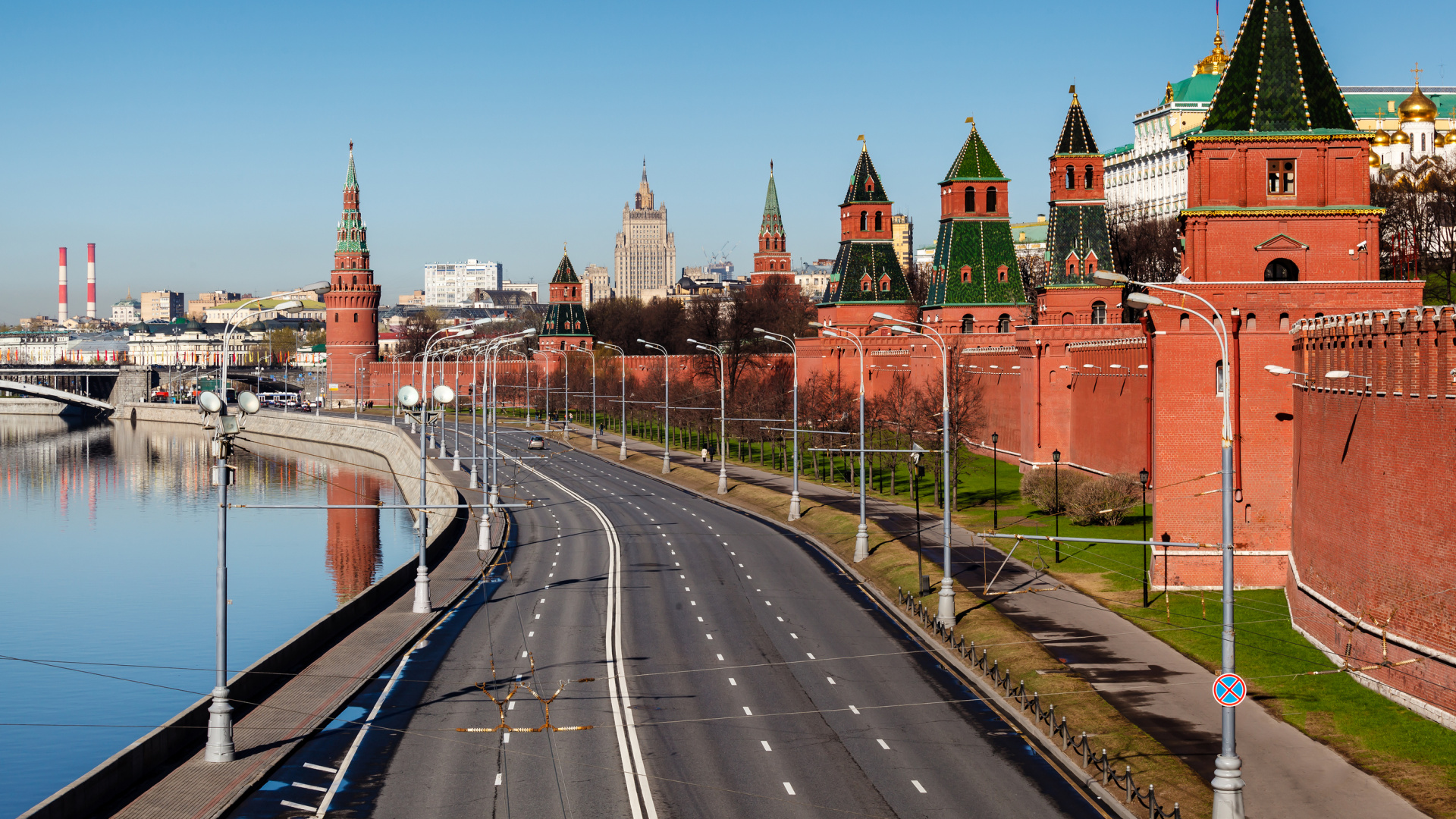 Braunes Betongebäude am Fluss Tagsüber. Wallpaper in 1920x1080 Resolution