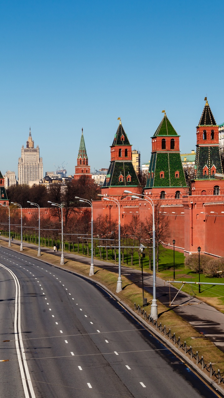 Bâtiment en Béton Brun à Côté de la Rivière Pendant la Journée. Wallpaper in 720x1280 Resolution
