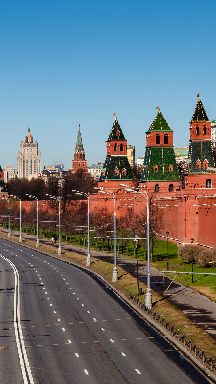 Bâtiment en Béton Brun à Côté de la Rivière Pendant la Journée. Wallpaper in 750x1334 Resolution