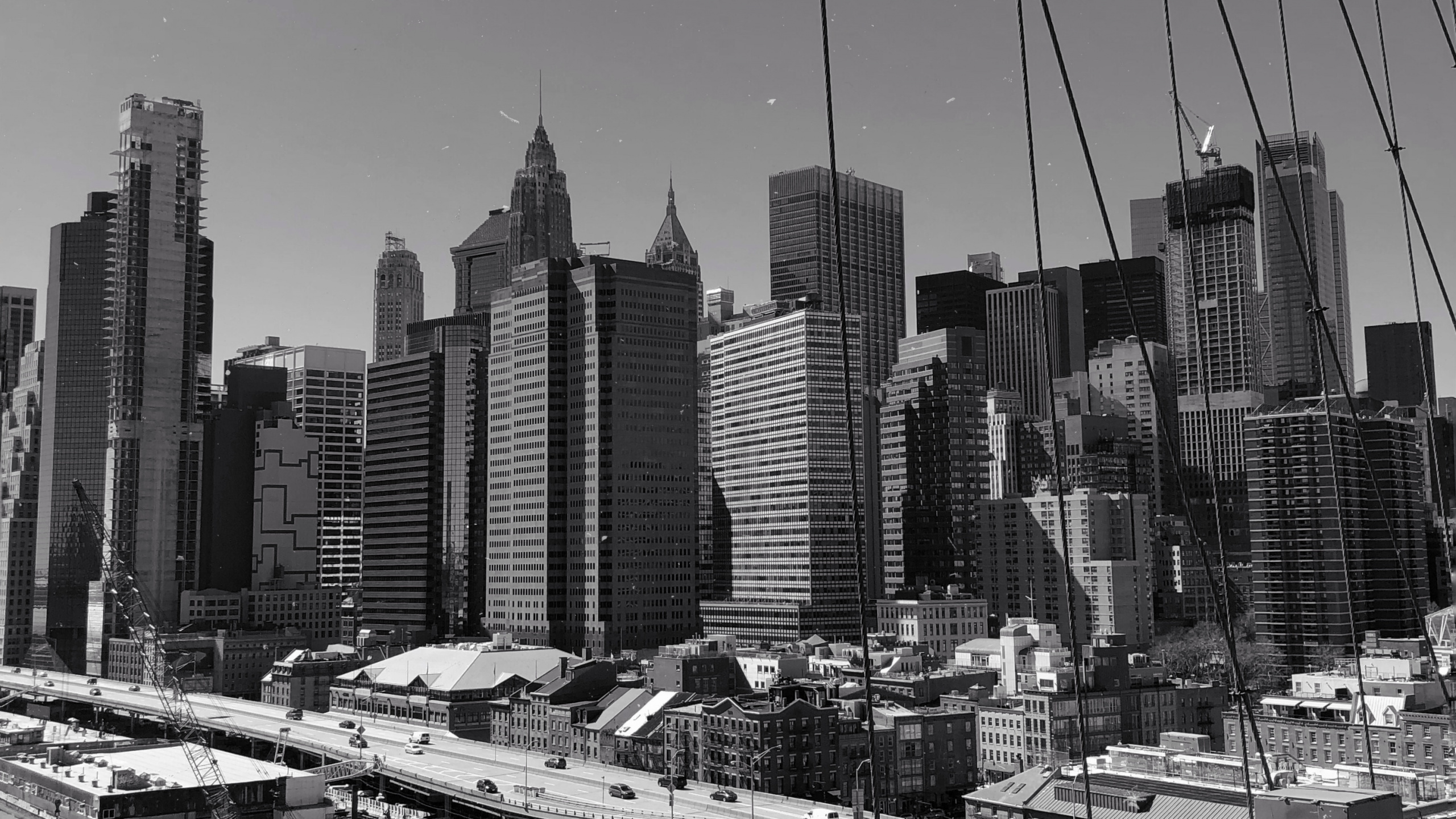 Foto en Escala de Grises de Los Edificios de la Ciudad. Wallpaper in 2560x1440 Resolution