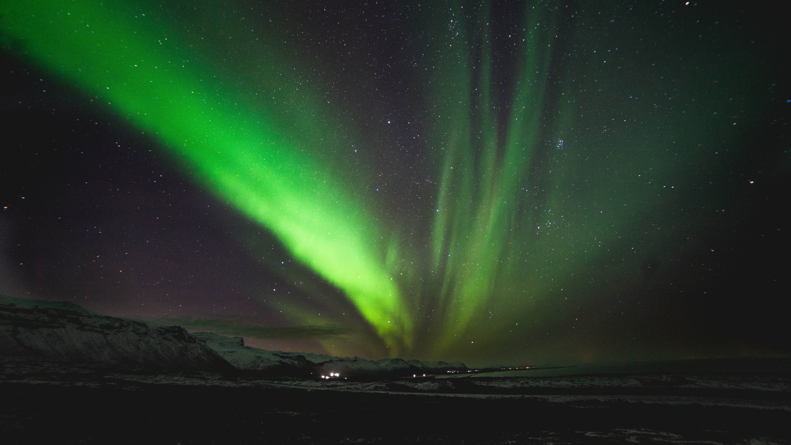 Grüne Polarlichter Während Der Nacht Night. Wallpaper in 2560x1440 Resolution