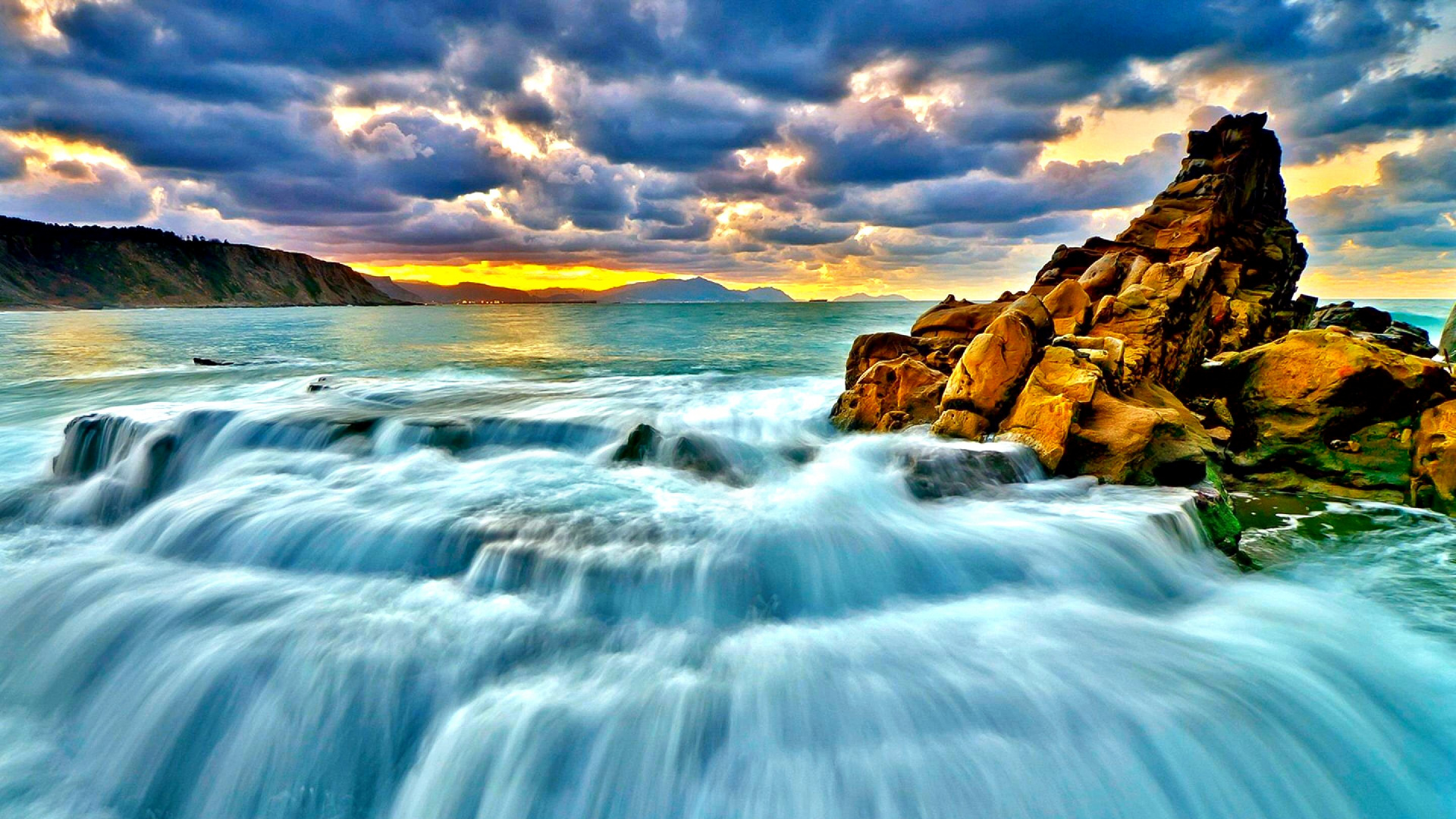 Zeitraffer-Fotografie Von Wasserwellen, Die Auf Felsen Treffen. Wallpaper in 1920x1080 Resolution