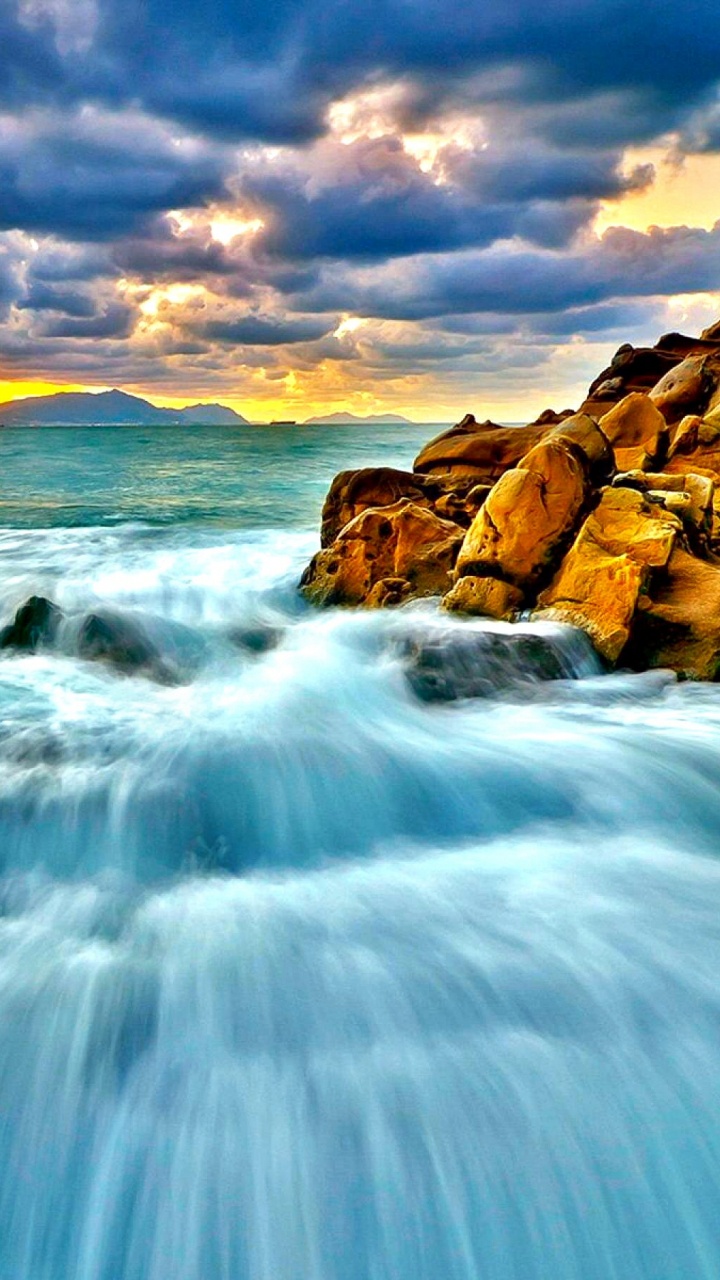 Time Lapse Photography of Water Waves Hitting Rocks. Wallpaper in 720x1280 Resolution