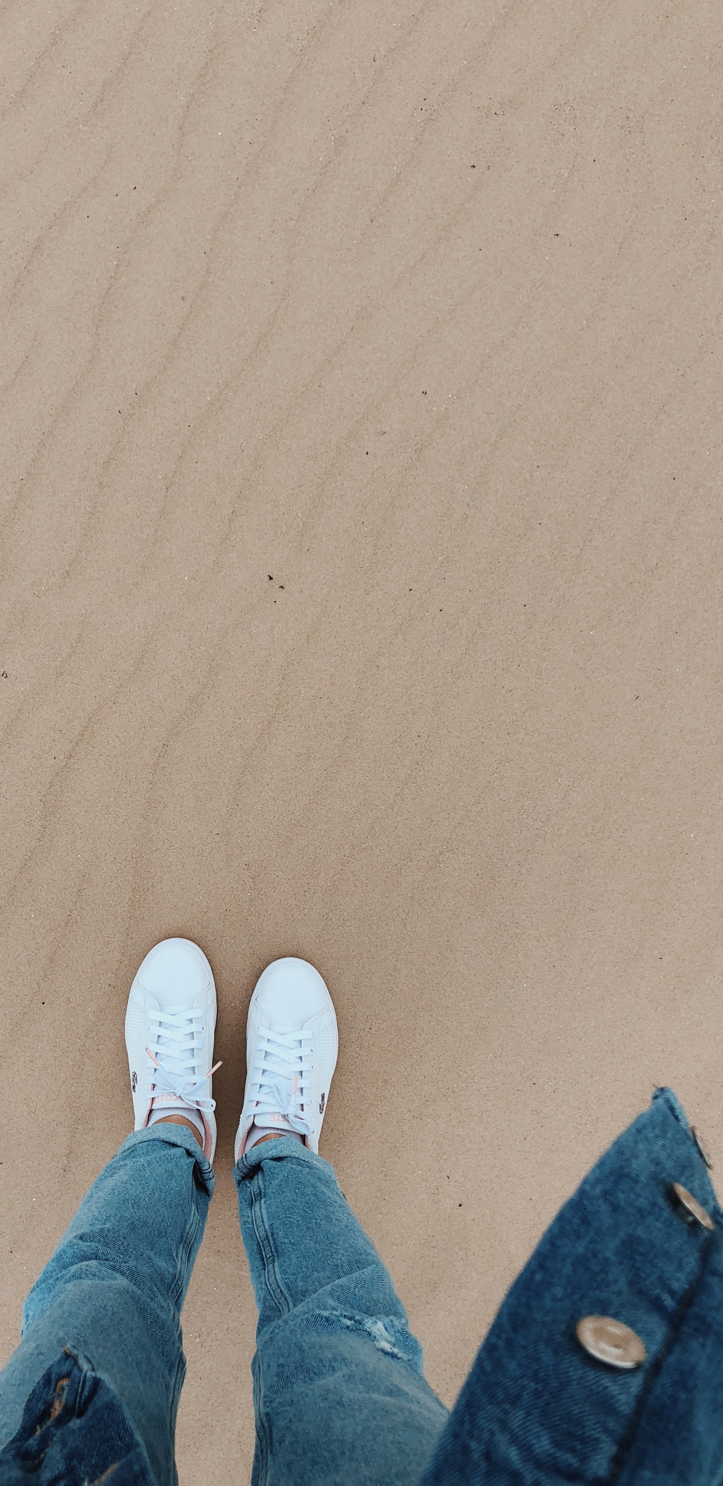 Sand, Kleidung, Bein, Natürlichen Umgebung, Jeans. Wallpaper in 1440x2960 Resolution