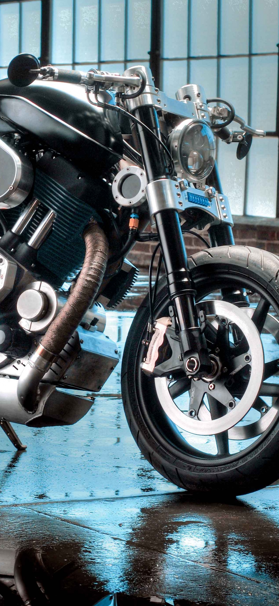 Schwarz-silbernes Cruiser-Motorrad. Wallpaper in 1125x2436 Resolution