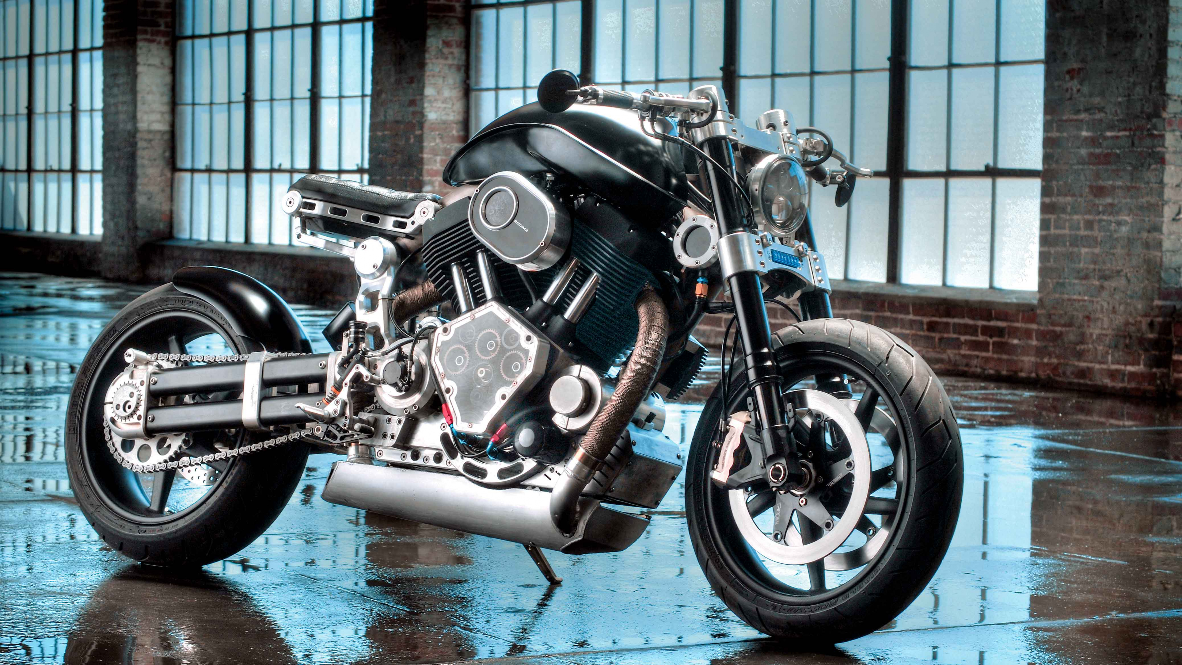 Schwarz-silbernes Cruiser-Motorrad. Wallpaper in 3840x2160 Resolution