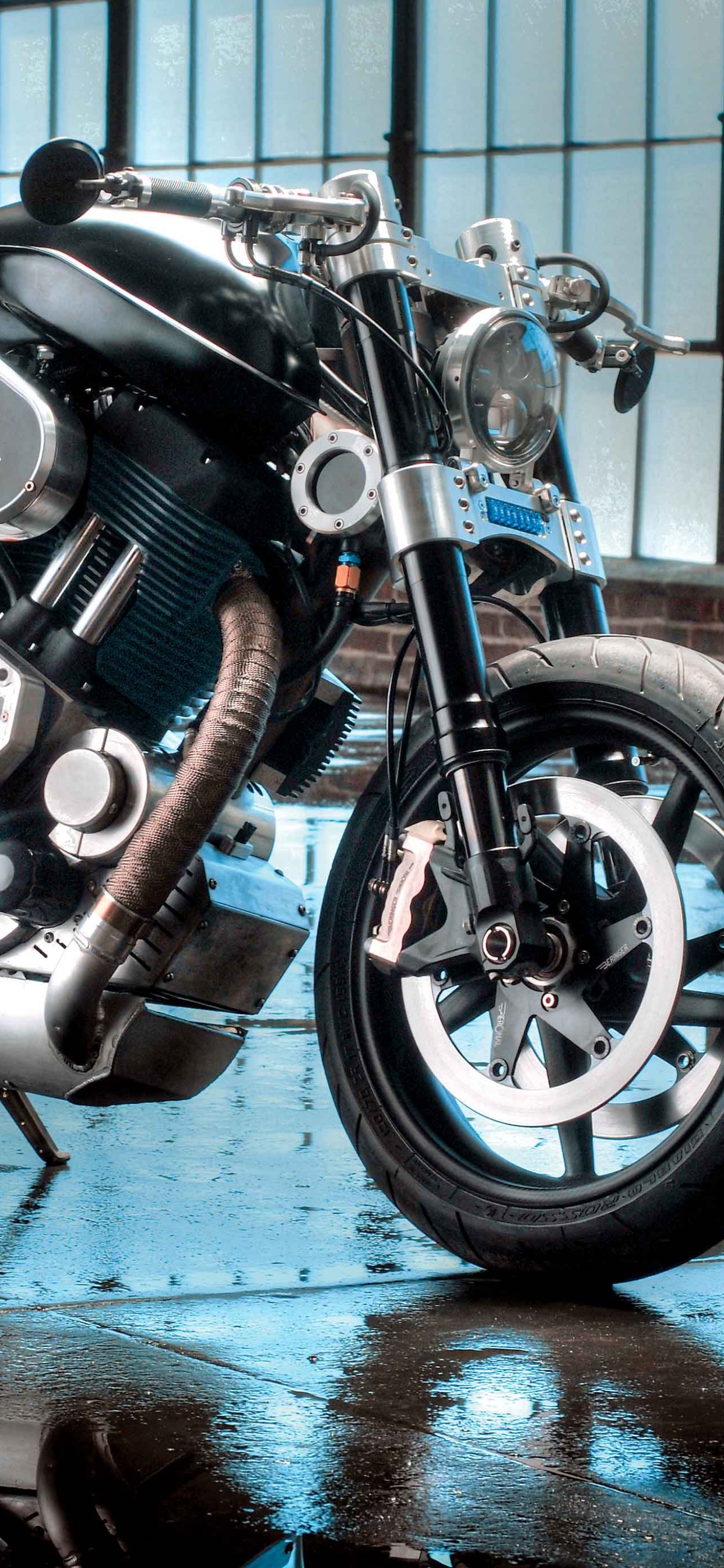 Moto Cruiser Noir et Argent. Wallpaper in 1242x2688 Resolution