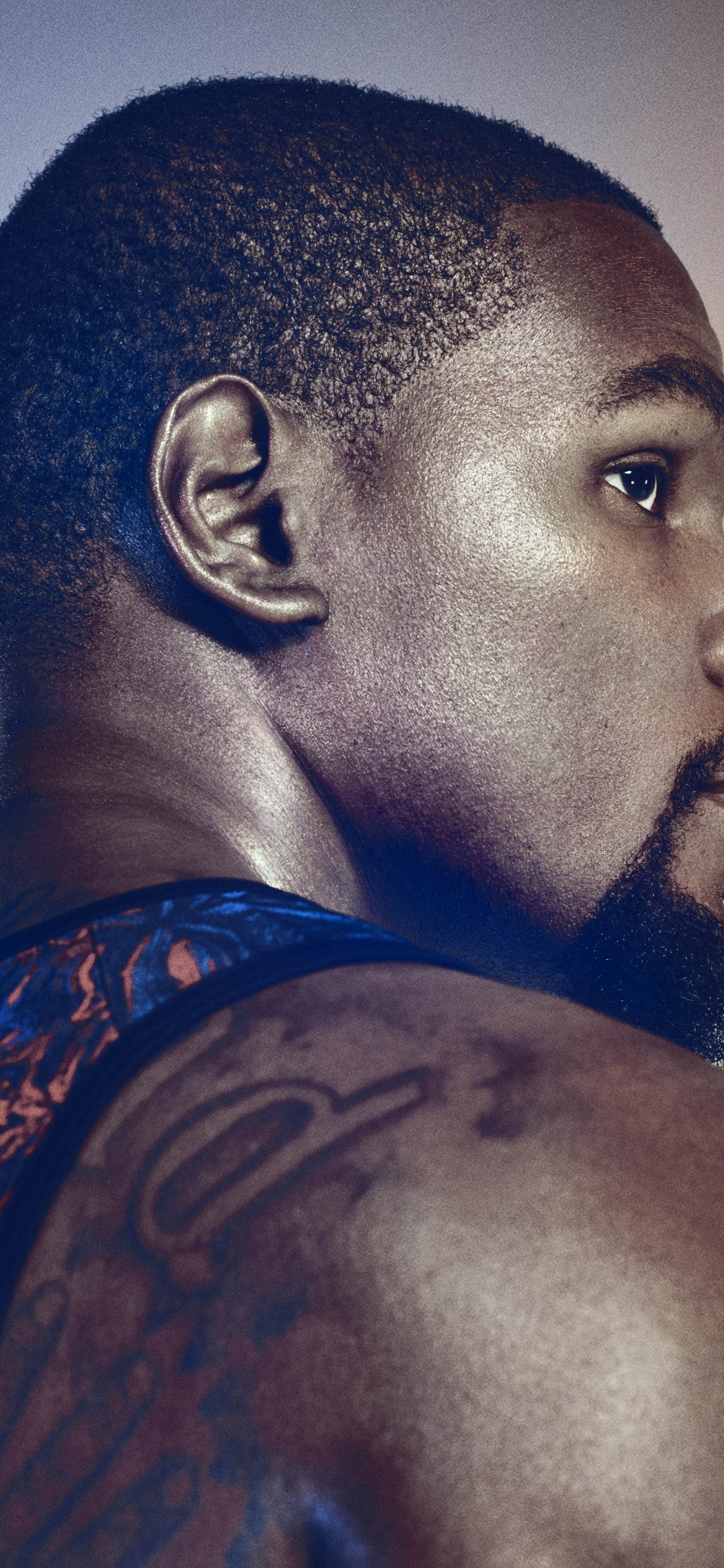 Hombre en Camisa Floral Azul Naranja y Negra. Wallpaper in 1125x2436 Resolution