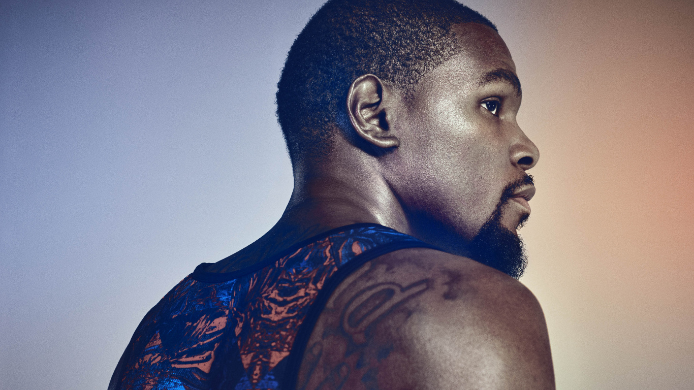 Hombre en Camisa Floral Azul Naranja y Negra. Wallpaper in 1366x768 Resolution