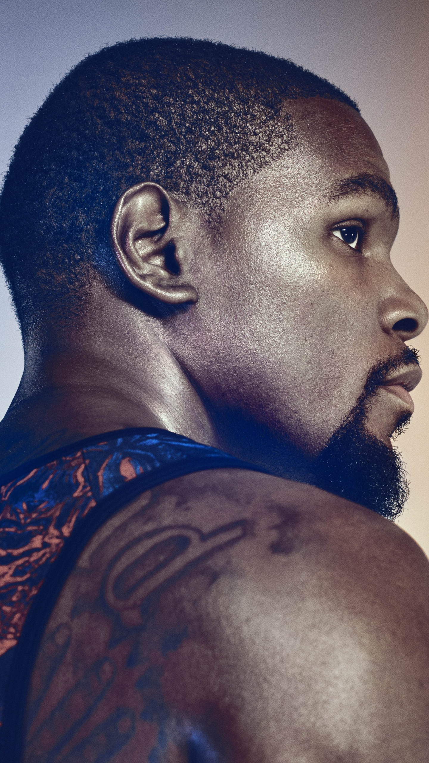 Hombre en Camisa Floral Azul Naranja y Negra. Wallpaper in 1440x2560 Resolution