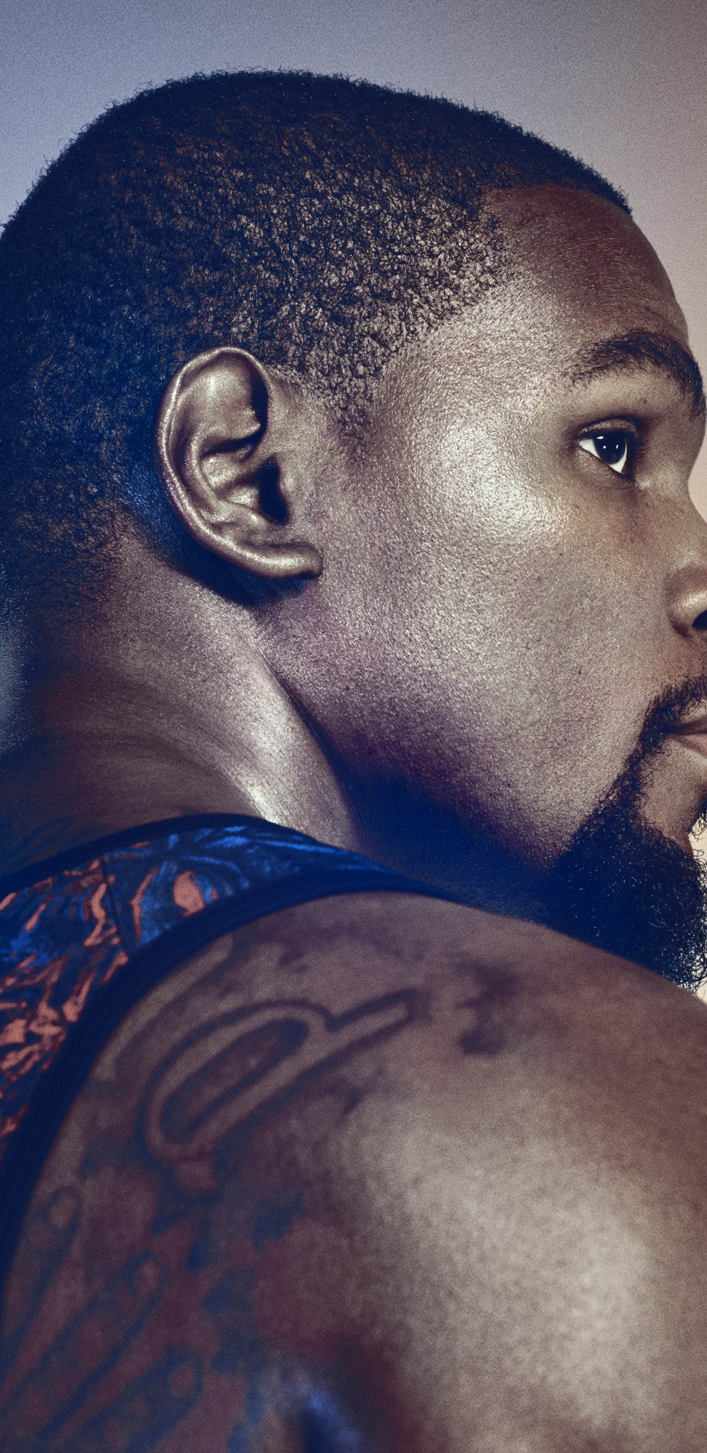 Hombre en Camisa Floral Azul Naranja y Negra. Wallpaper in 1440x2960 Resolution