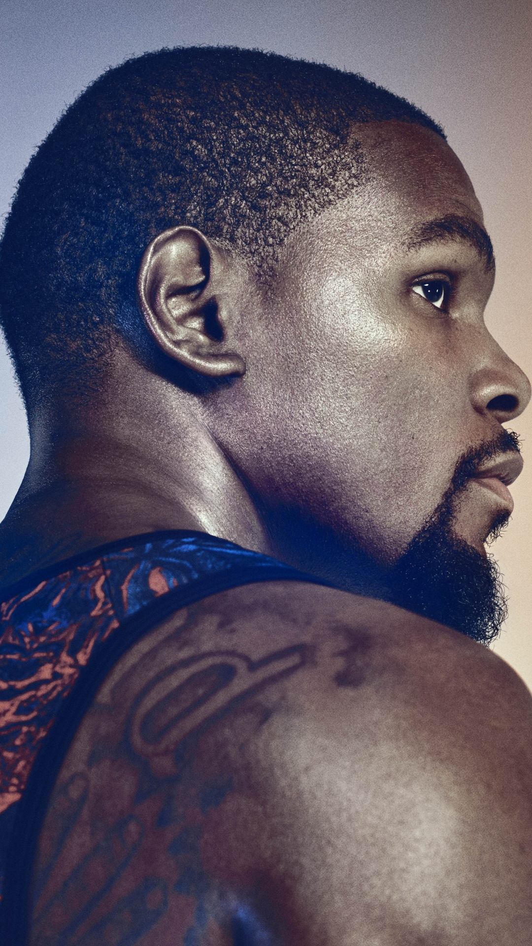 Mann in Blau-orange Und Schwarzem Blumenhemd. Wallpaper in 1080x1920 Resolution