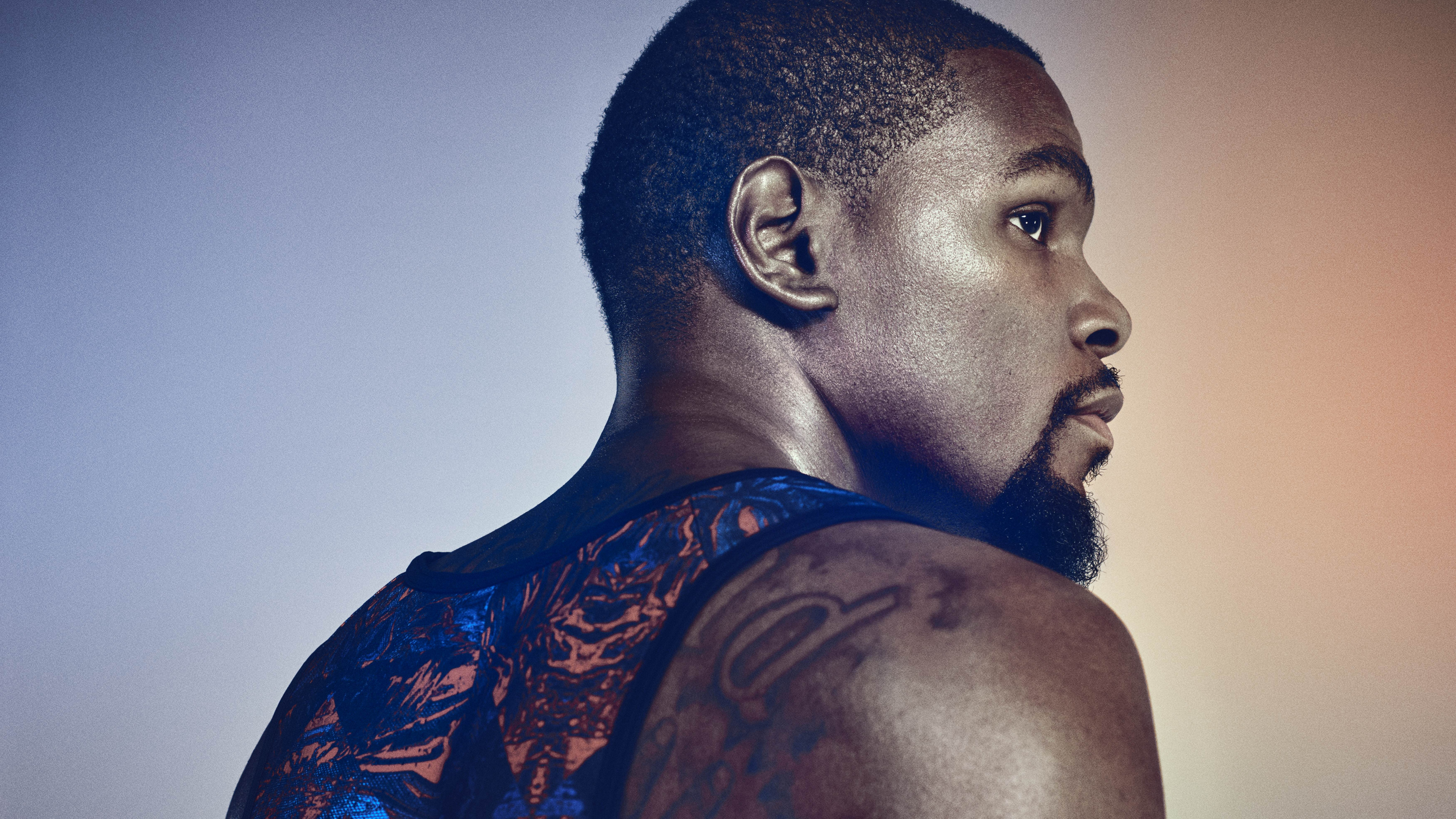 Mann in Blau-orange Und Schwarzem Blumenhemd. Wallpaper in 3840x2160 Resolution