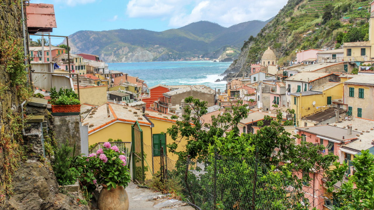 Maisons en Béton Marron et Blanc Près D'un Plan D'eau Pendant la Journée. Wallpaper in 1280x720 Resolution
