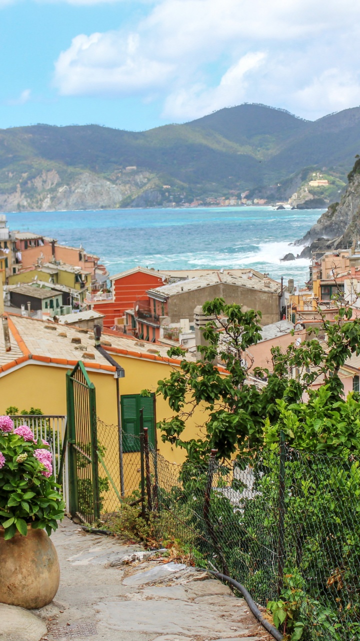 Maisons en Béton Marron et Blanc Près D'un Plan D'eau Pendant la Journée. Wallpaper in 720x1280 Resolution