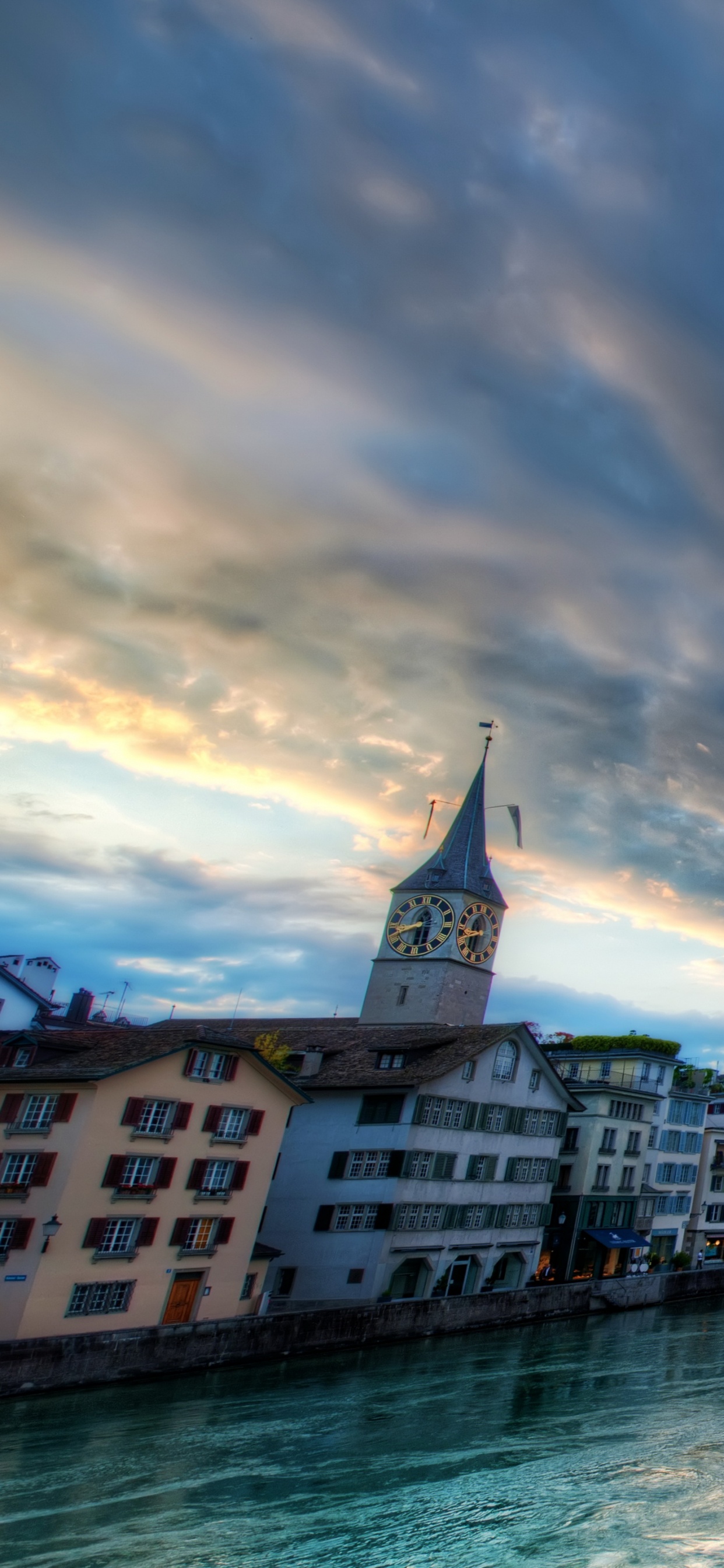 Gewässer Zwischen Gebäuden Unter Blauem Himmel Tagsüber. Wallpaper in 1242x2688 Resolution