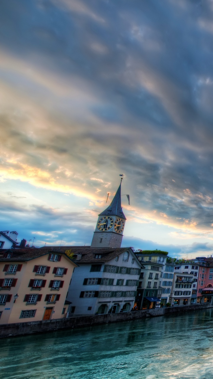 Gewässer Zwischen Gebäuden Unter Blauem Himmel Tagsüber. Wallpaper in 720x1280 Resolution