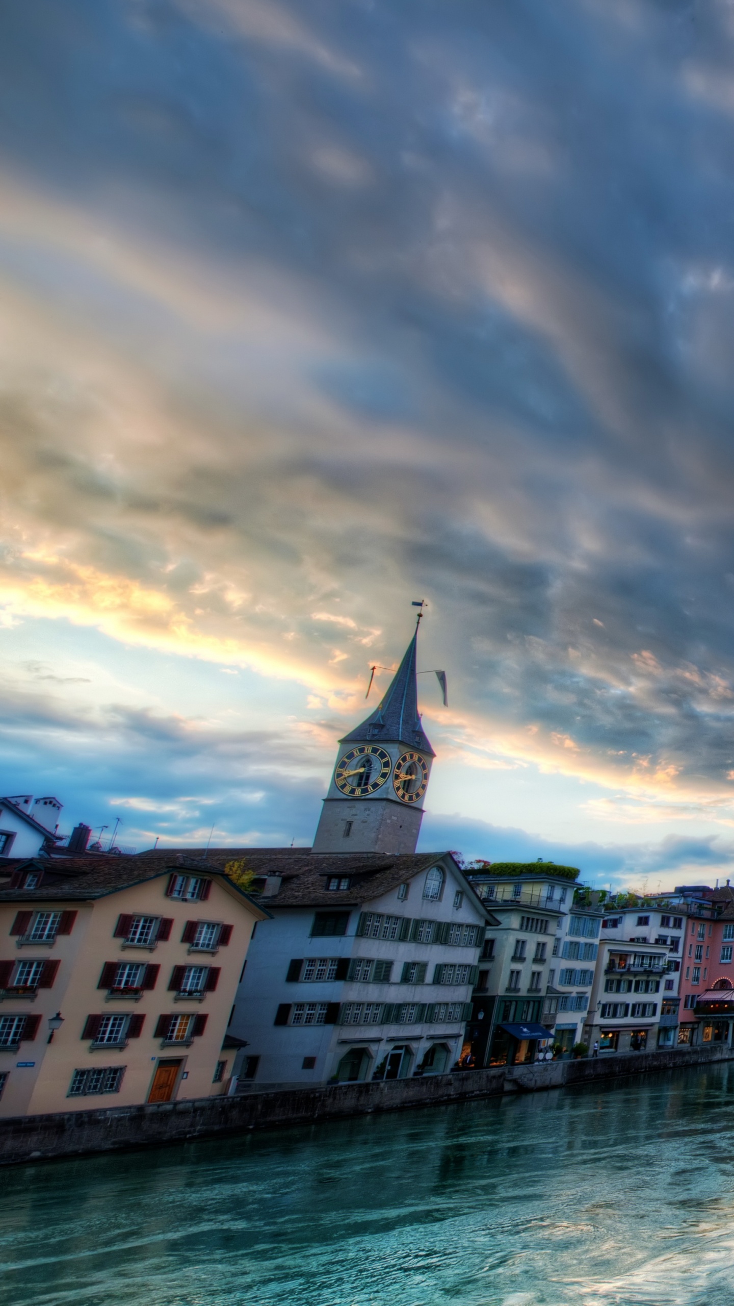 Cuerpo de Agua Entre Edificios Bajo un Cielo Azul Durante el Día. Wallpaper in 1440x2560 Resolution