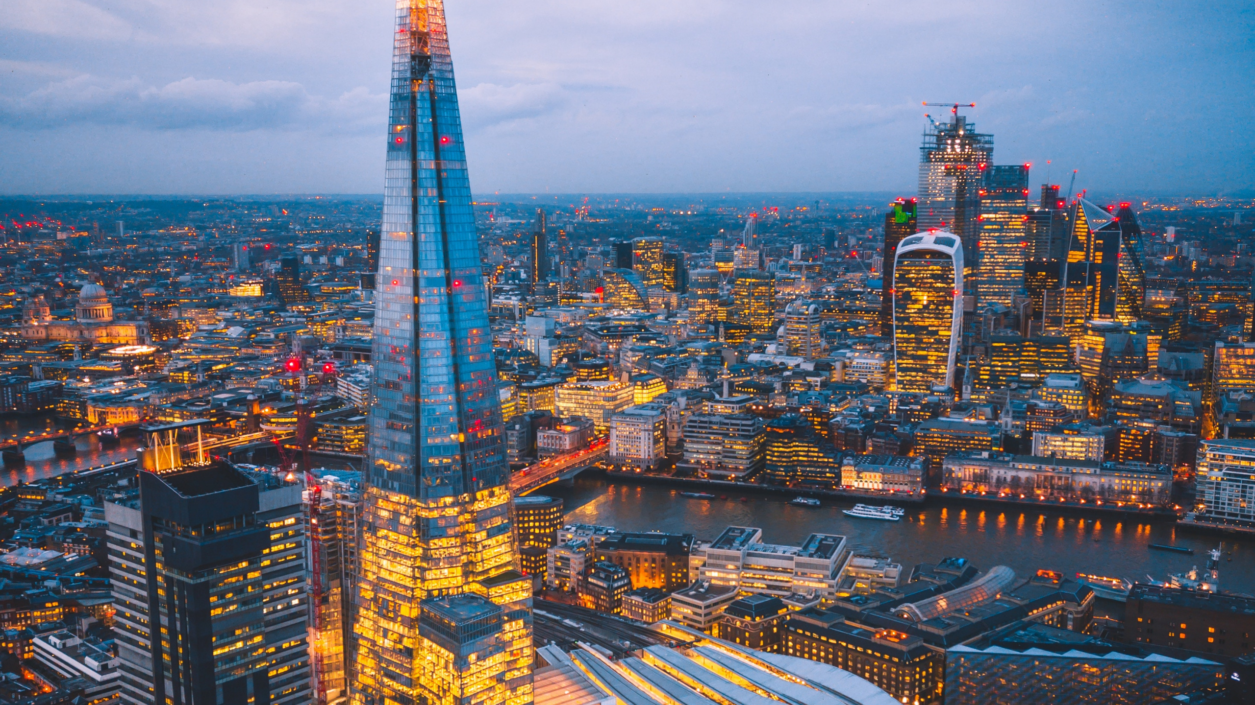 Ciudad Con Edificios de Gran Altura Bajo un Cielo Azul Durante el Día. Wallpaper in 2560x1440 Resolution