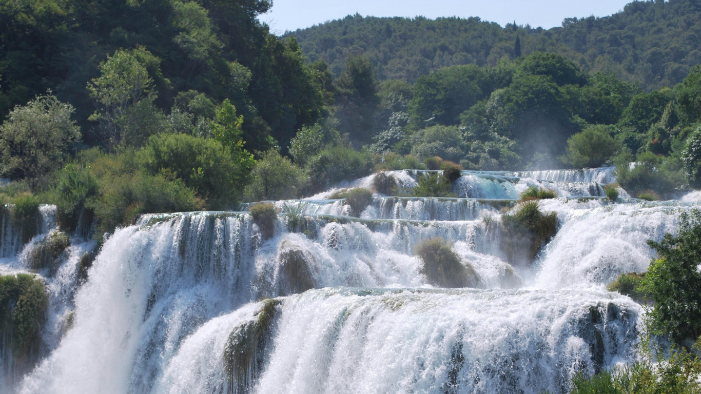 Wasserfälle in Der Nähe Von Grünen Bäumen Tagsüber. Wallpaper in 1366x768 Resolution