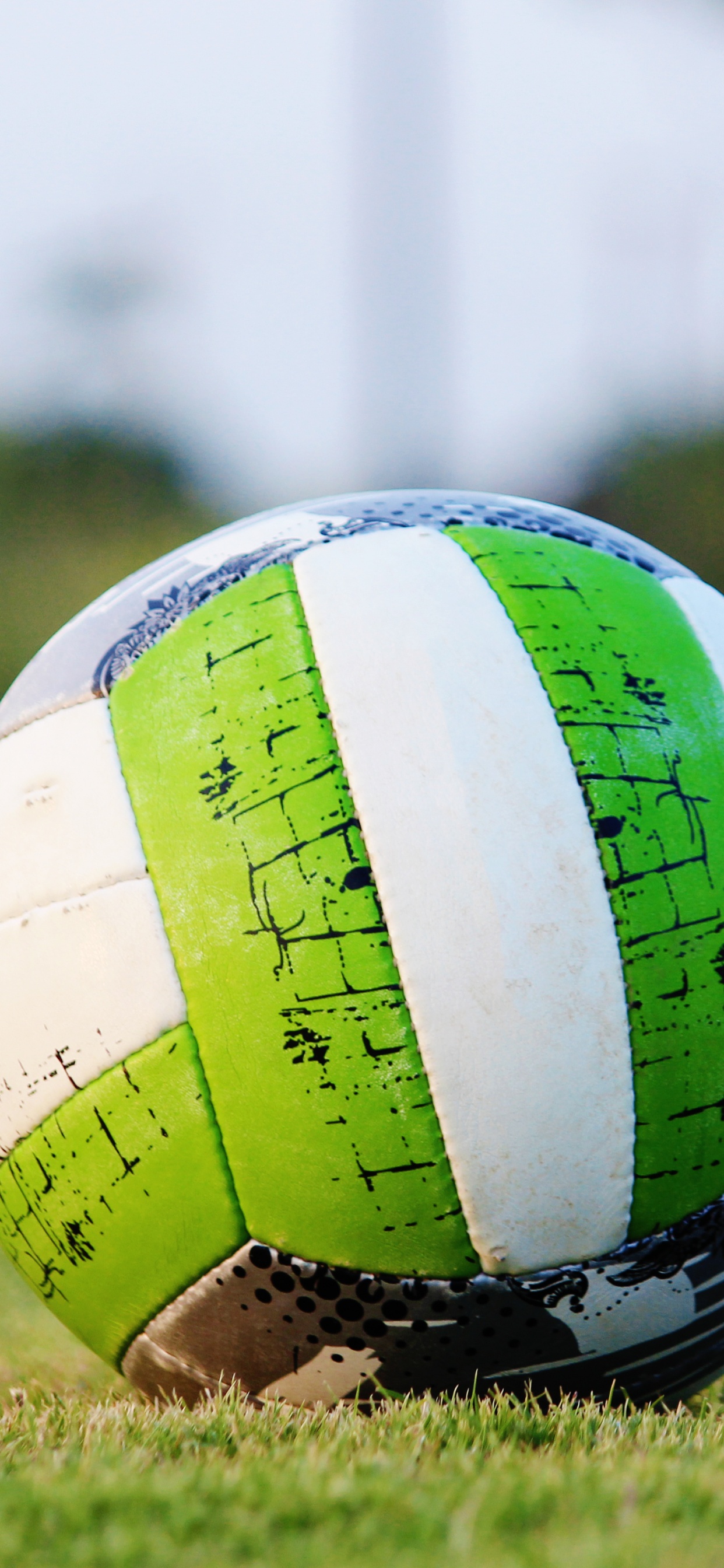 Ballon de Football Blanc Vert et Jaune Sur Terrain D'herbe Verte Pendant la Journée. Wallpaper in 1242x2688 Resolution