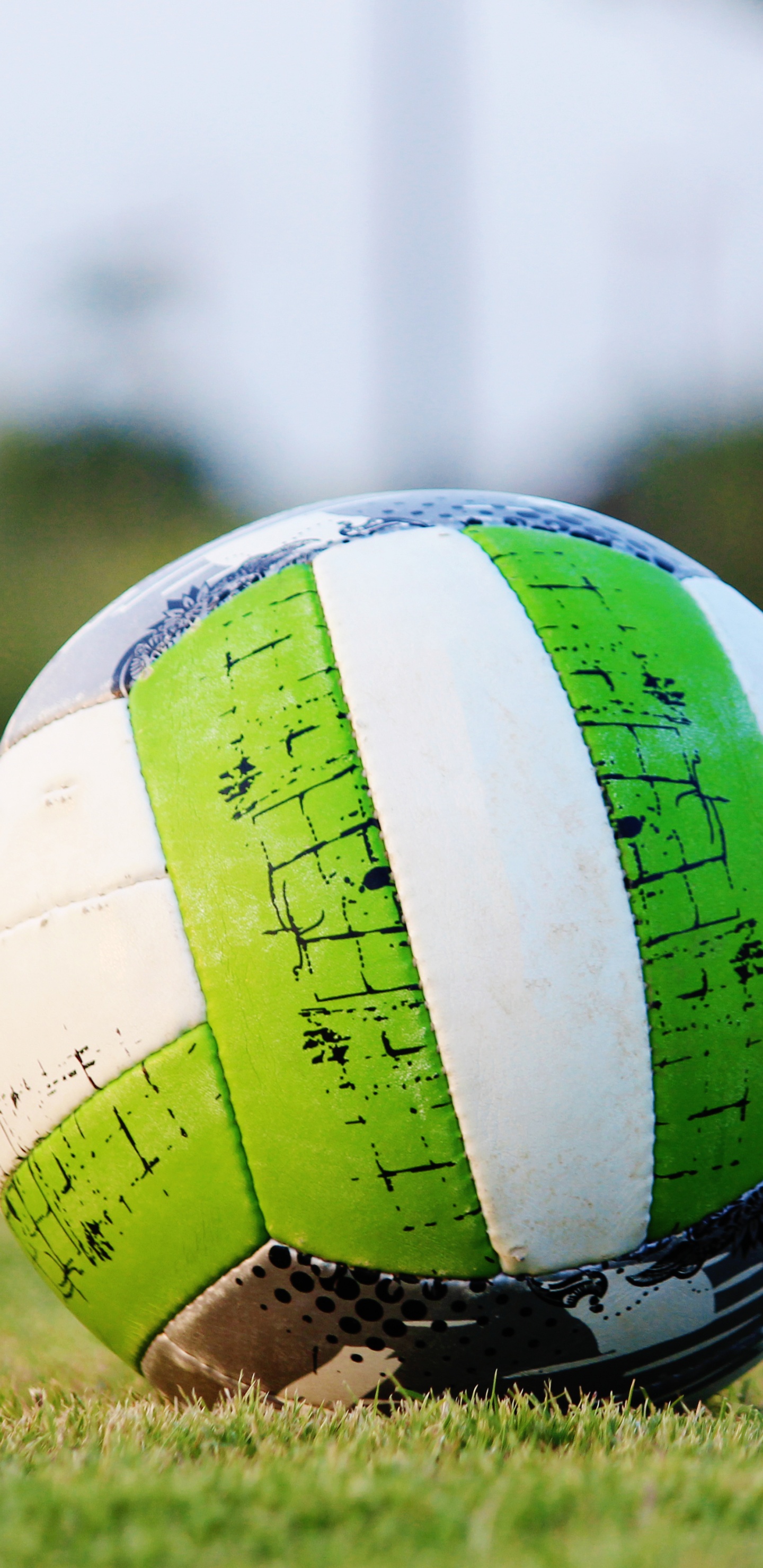 Ballon de Football Blanc Vert et Jaune Sur Terrain D'herbe Verte Pendant la Journée. Wallpaper in 1440x2960 Resolution