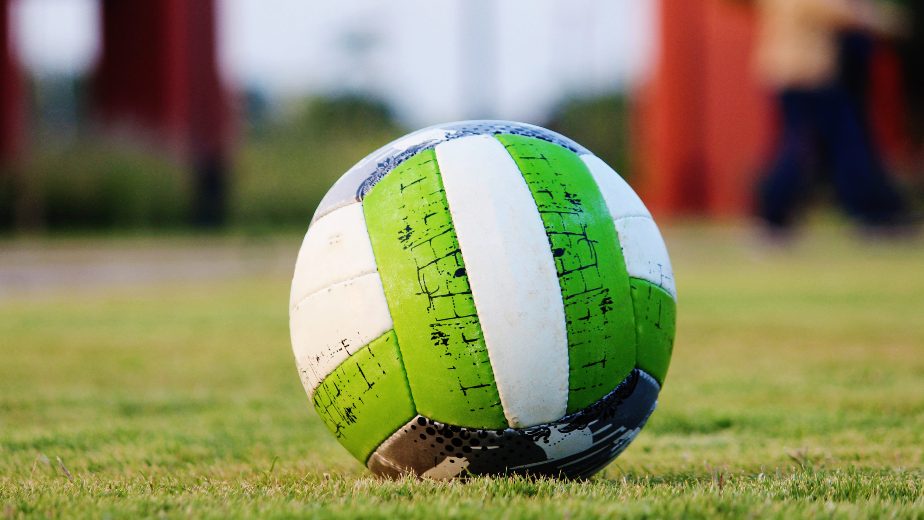 Ballon de Football Blanc Vert et Jaune Sur Terrain D'herbe Verte Pendant la Journée. Wallpaper in 3840x2160 Resolution