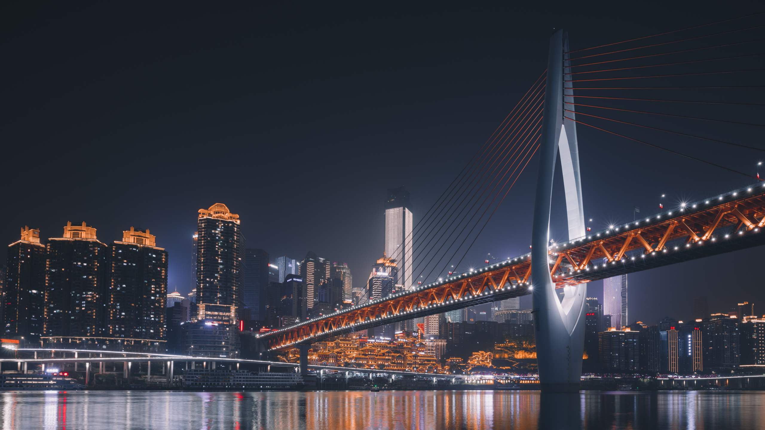 Pont Bleu Au-dessus de L'eau Pendant la Nuit. Wallpaper in 2560x1440 Resolution