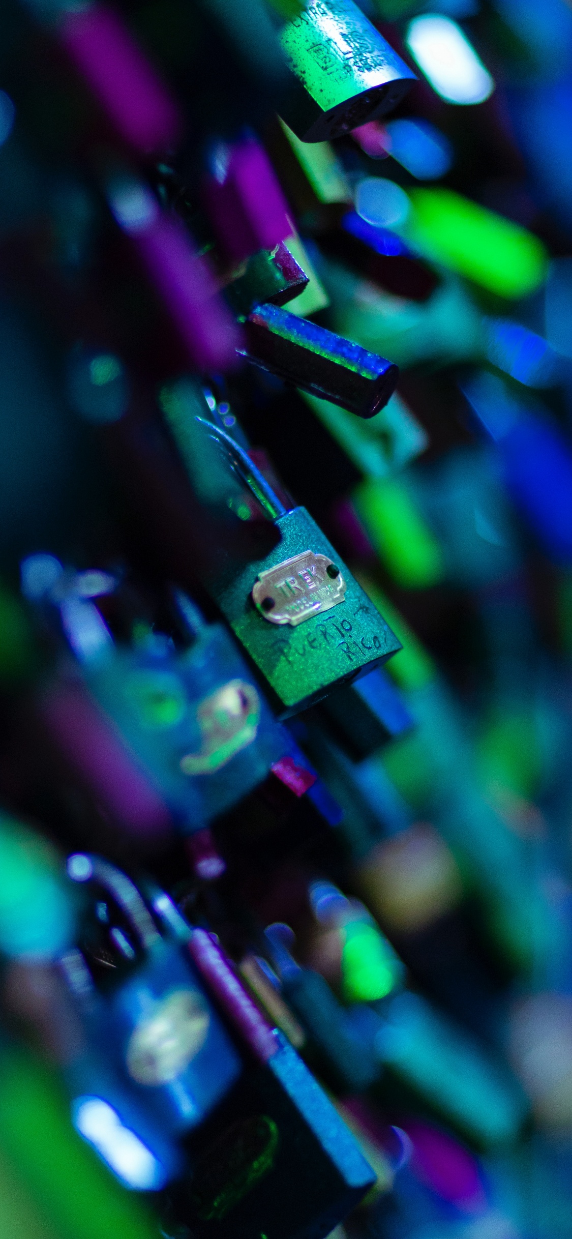 Cadenas Violet Vert et Jaune. Wallpaper in 1125x2436 Resolution