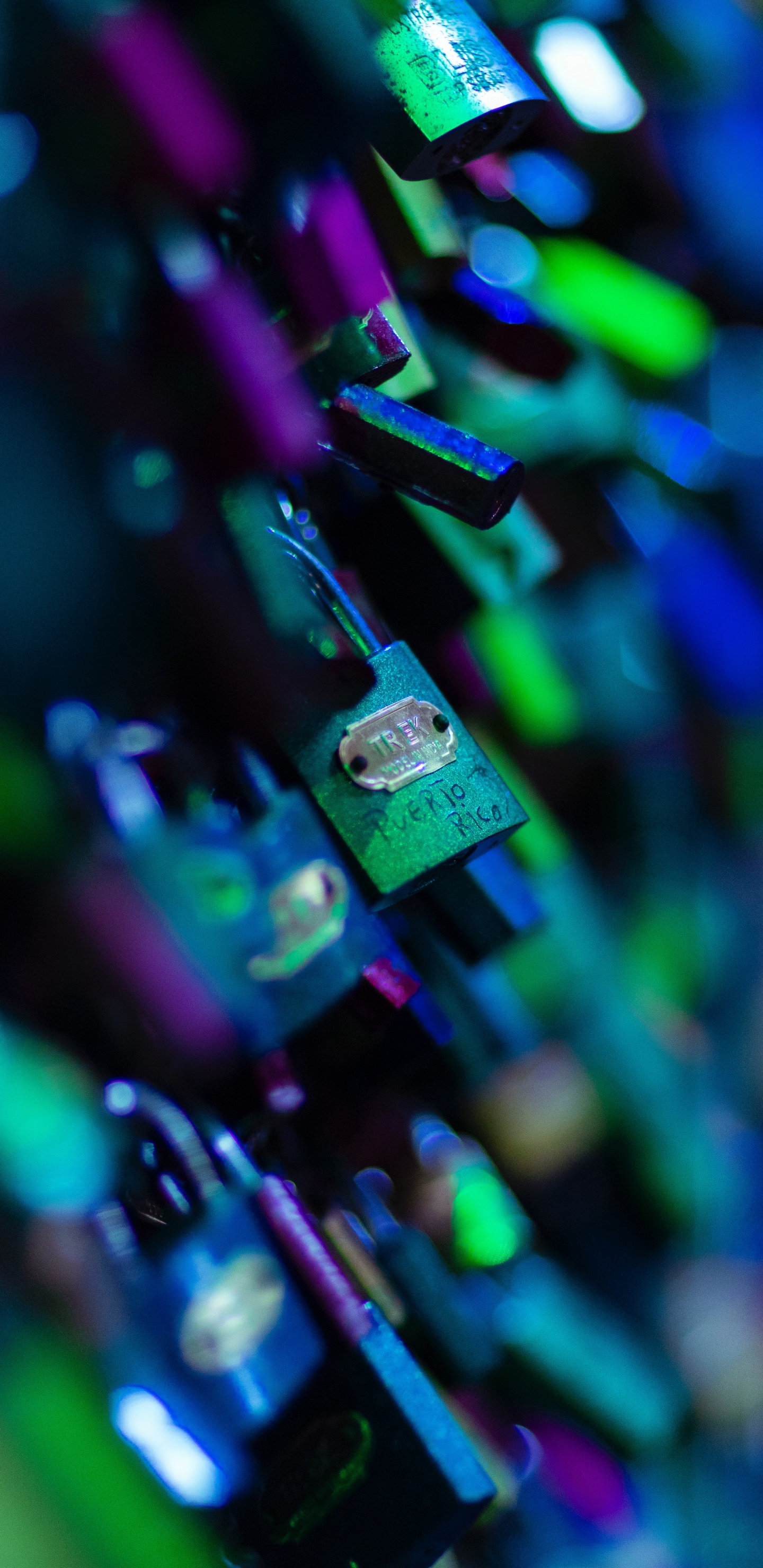 Cadenas Violet Vert et Jaune. Wallpaper in 1440x2960 Resolution