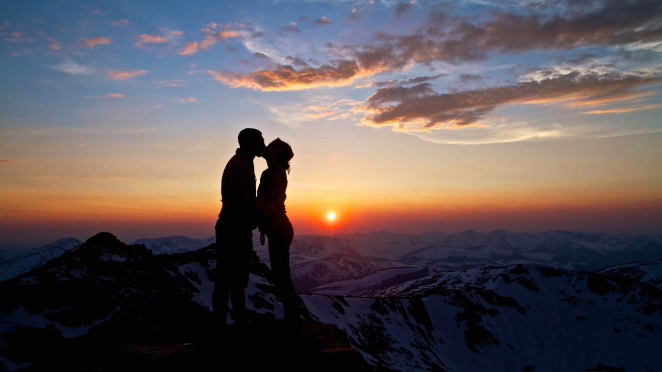 Silhouette of Couple Kissing on Top of Mountain During Sunset. Wallpaper in 1366x768 Resolution