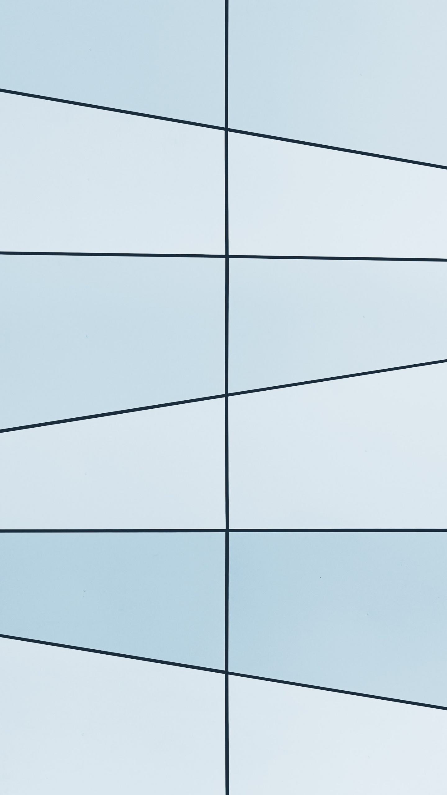 Cable Eléctrico Negro Bajo un Cielo Azul Durante el Día. Wallpaper in 1440x2560 Resolution