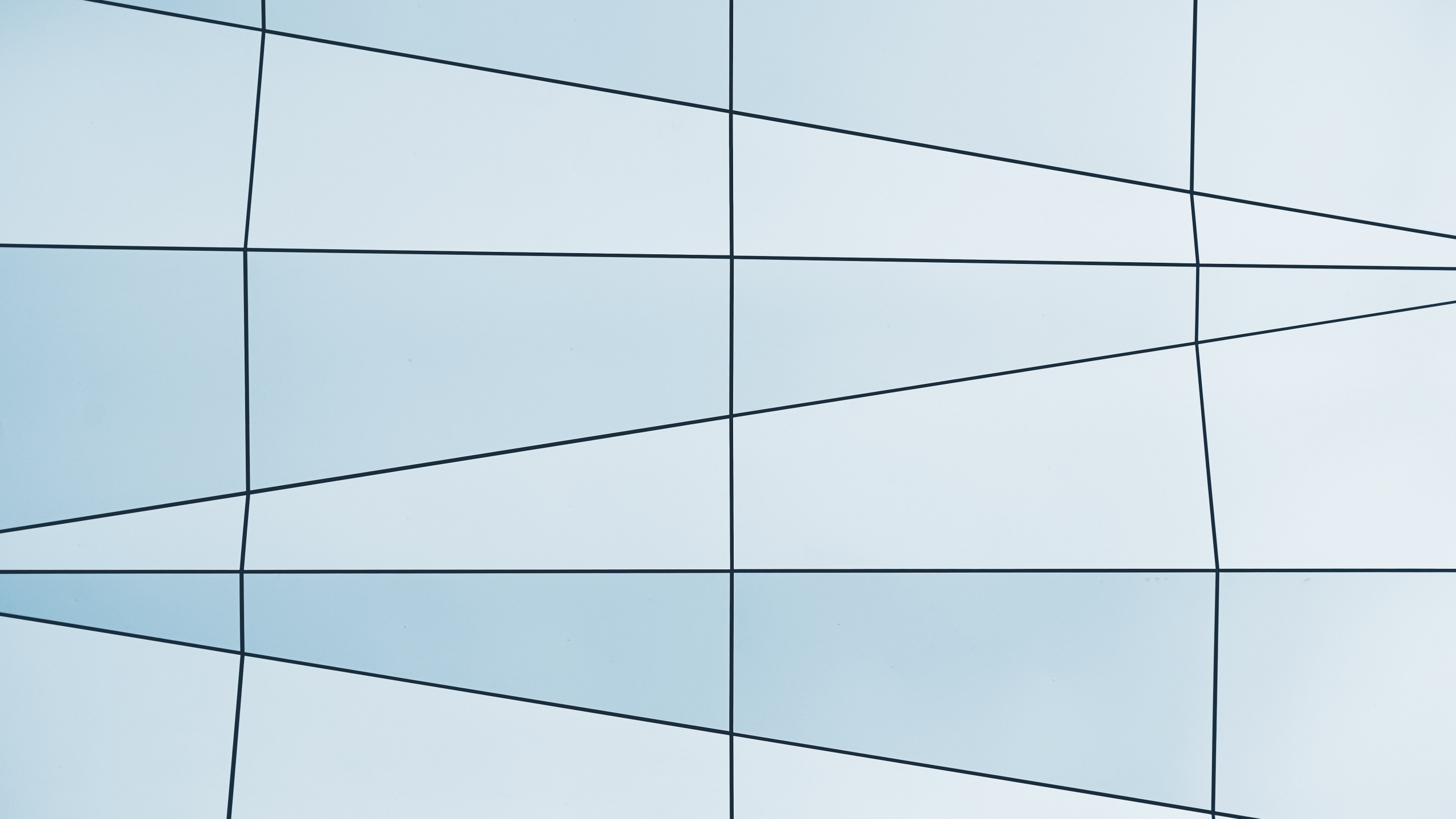 Cable Eléctrico Negro Bajo un Cielo Azul Durante el Día. Wallpaper in 2560x1440 Resolution