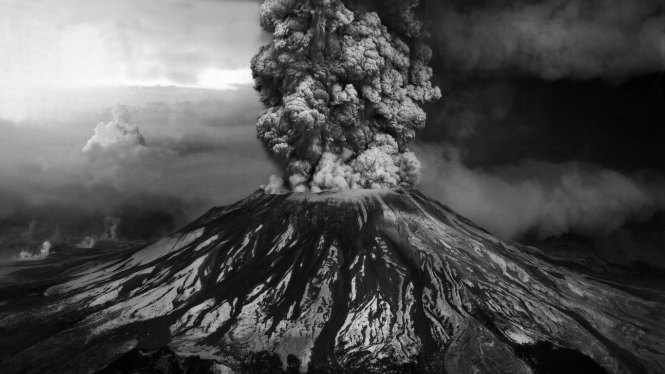 Graustufenfoto Des Berges Unter Bewölktem Himmel. Wallpaper in 1366x768 Resolution