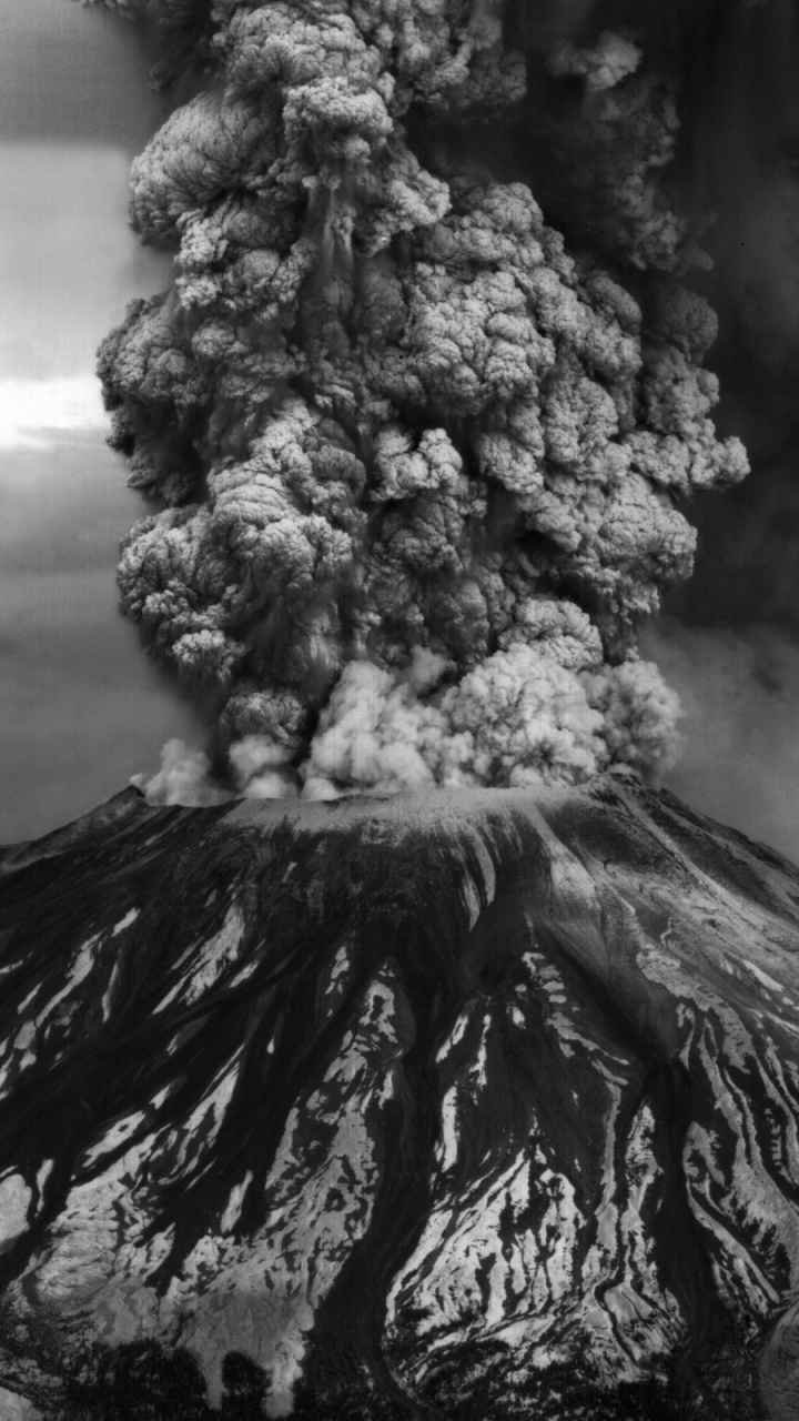 Foto en Escala de Grises de la Montaña Bajo el Cielo Nublado. Wallpaper in 720x1280 Resolution