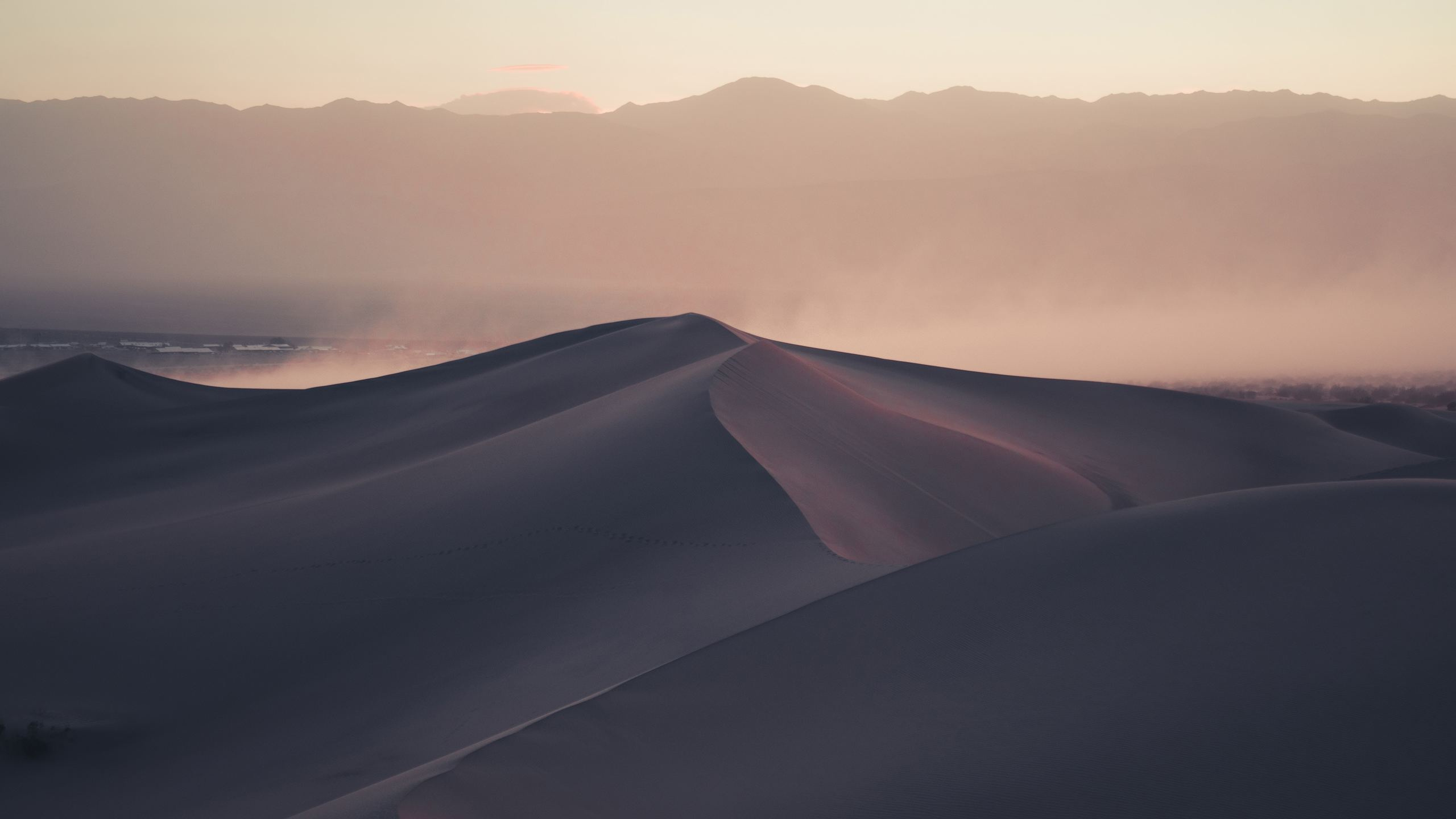 Desert Under White Sky During Daytime. Wallpaper in 2560x1440 Resolution