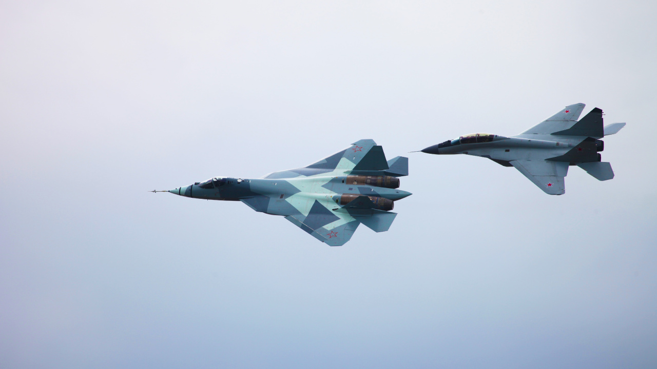 Avion à Réaction Gris Dans Les Airs. Wallpaper in 1280x720 Resolution