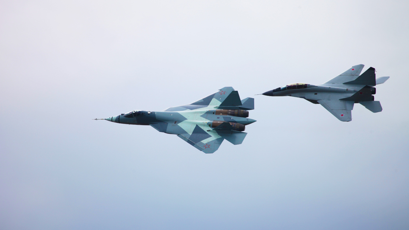 Avion à Réaction Gris Dans Les Airs. Wallpaper in 1366x768 Resolution