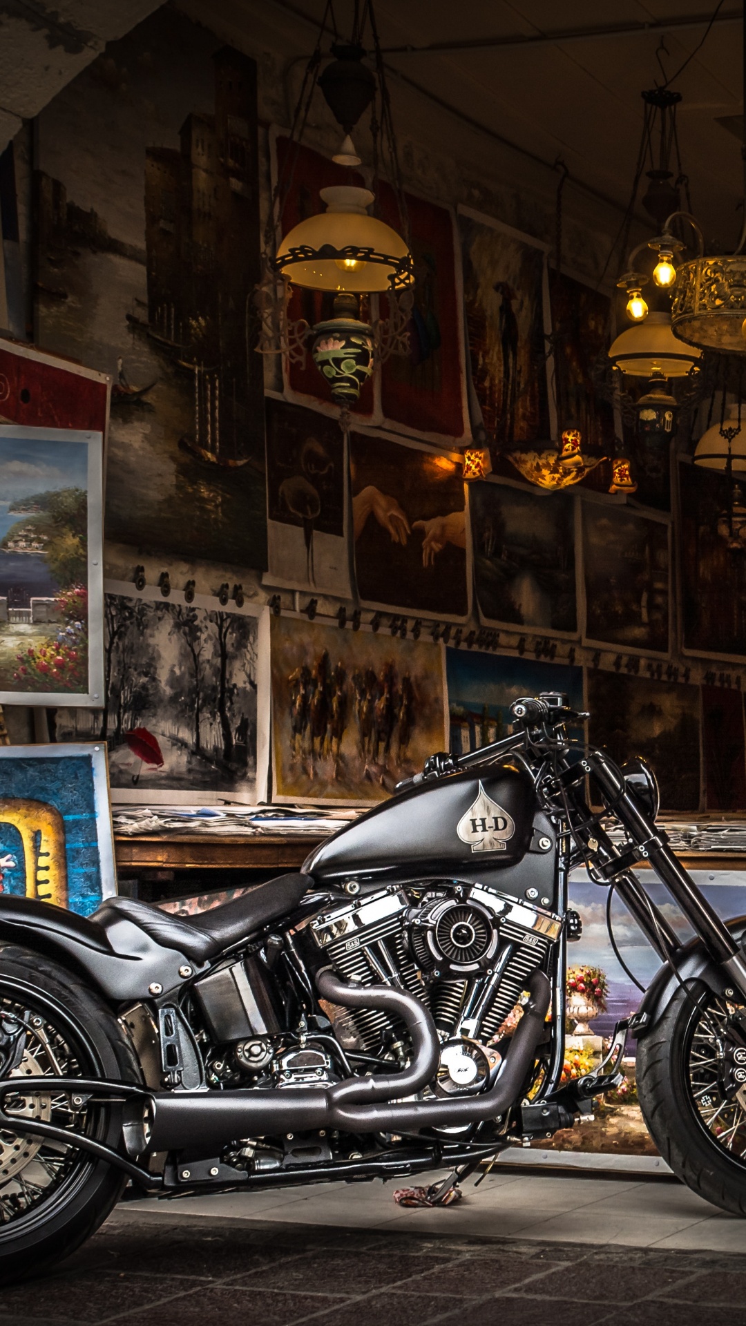 Schwarzes Cruiser-Motorrad Neben Dem Geschäft Geparkt. Wallpaper in 1080x1920 Resolution