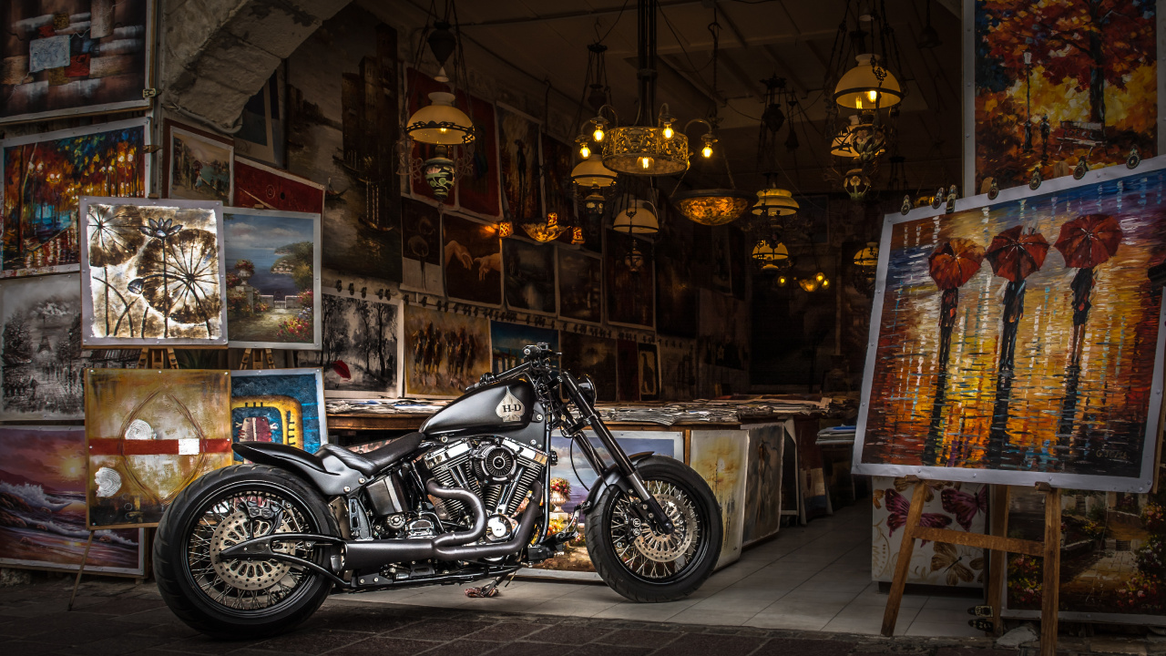 Schwarzes Cruiser-Motorrad Neben Dem Geschäft Geparkt. Wallpaper in 1280x720 Resolution