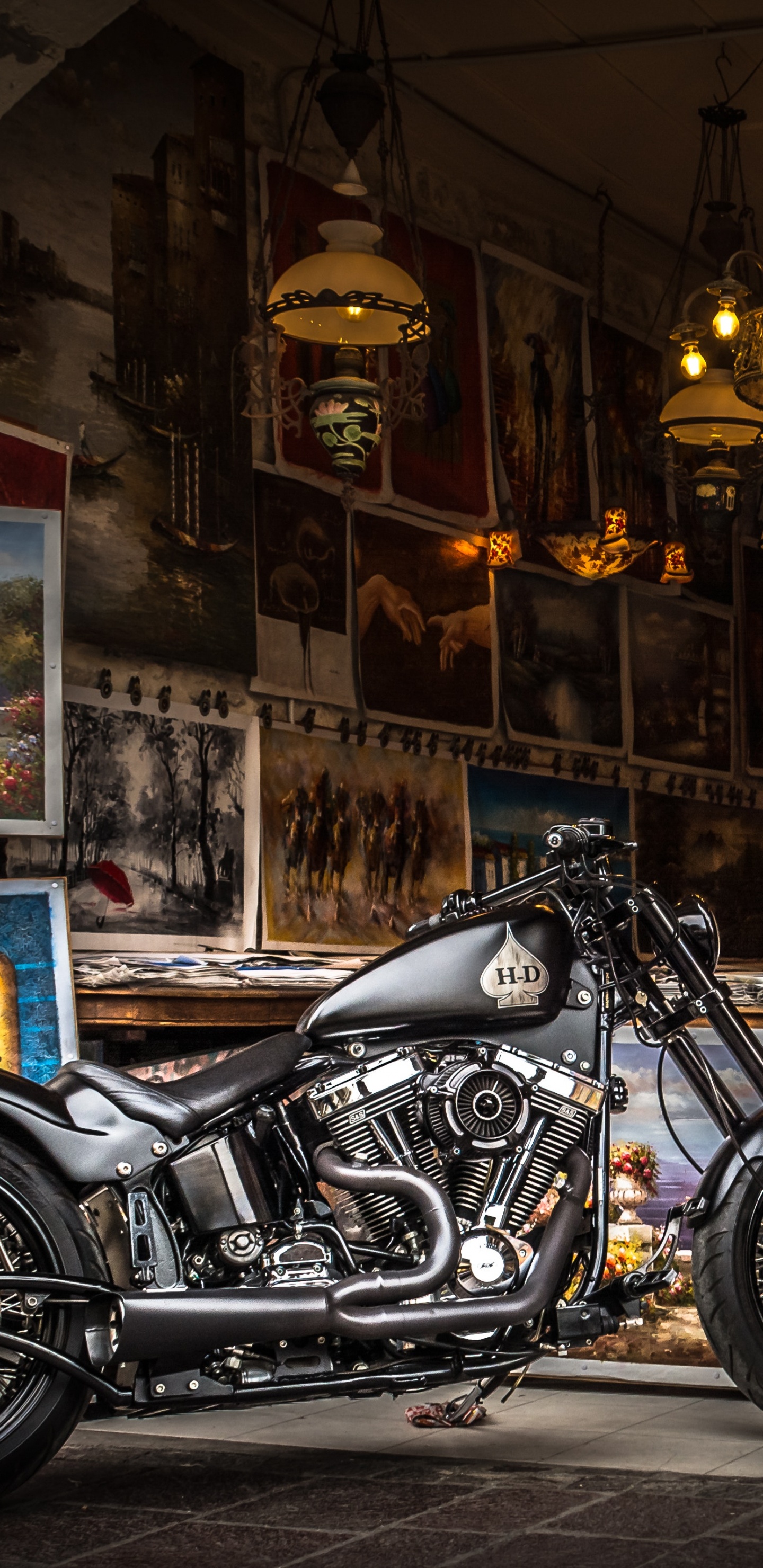 Schwarzes Cruiser-Motorrad Neben Dem Geschäft Geparkt. Wallpaper in 1440x2960 Resolution