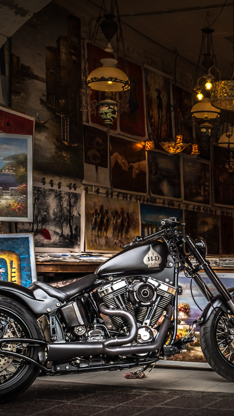 Schwarzes Cruiser-Motorrad Neben Dem Geschäft Geparkt. Wallpaper in 750x1334 Resolution