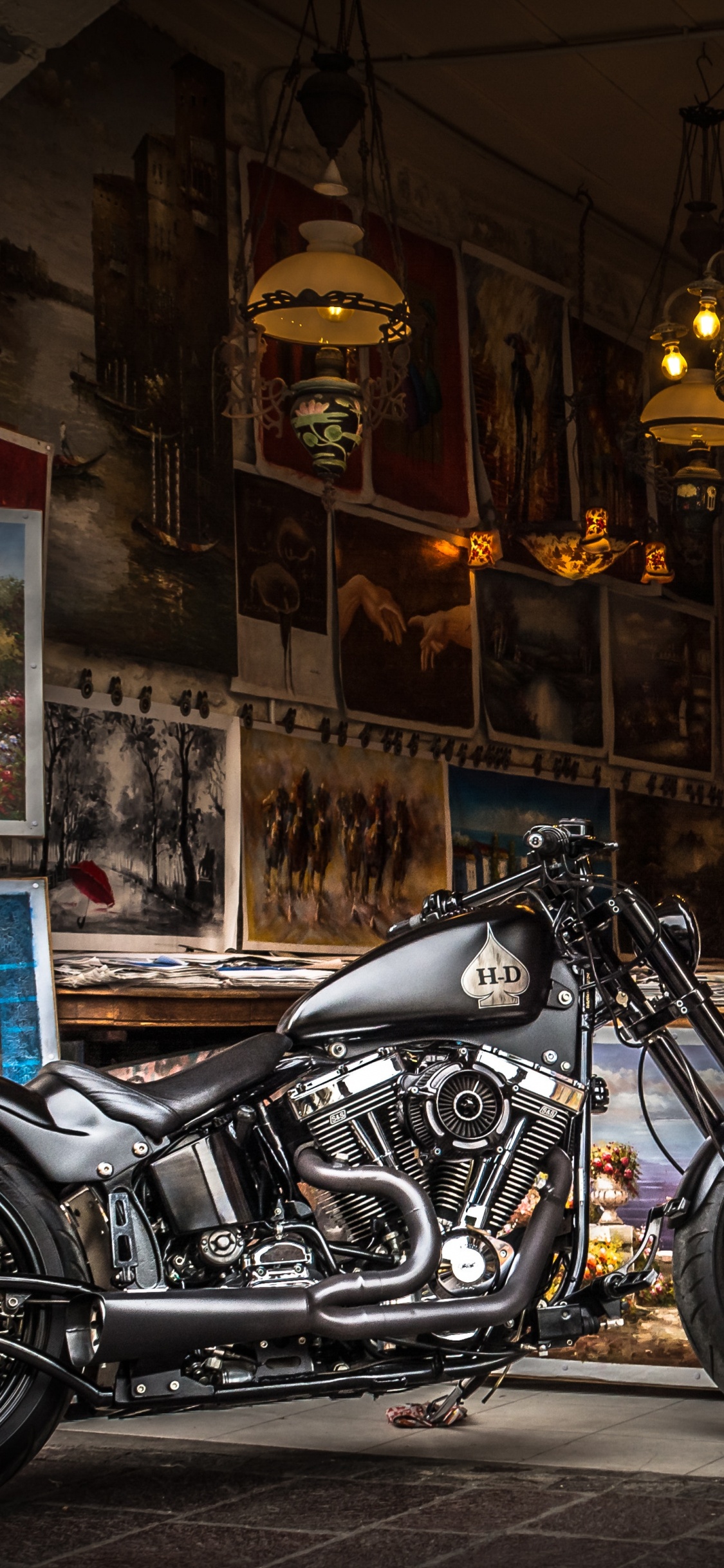 Motocicleta Cruiser Negra Estacionada Junto a la Tienda. Wallpaper in 1125x2436 Resolution