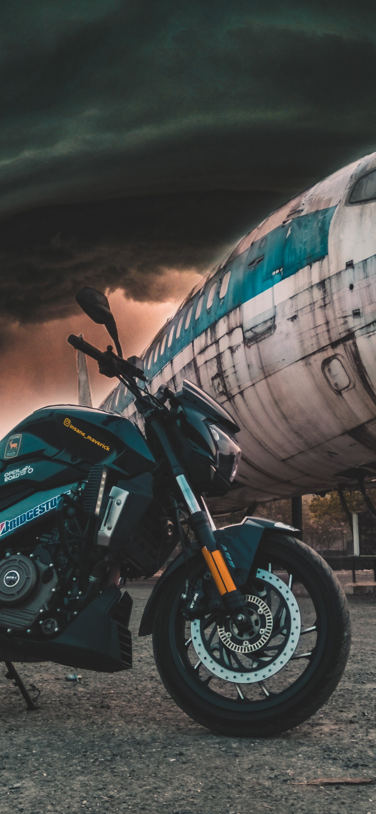 Schwarz-blaues Sportfahrrad, Das Tagsüber Neben Einem Braun-weißen Betongebäude Geparkt Ist. Wallpaper in 1242x2688 Resolution