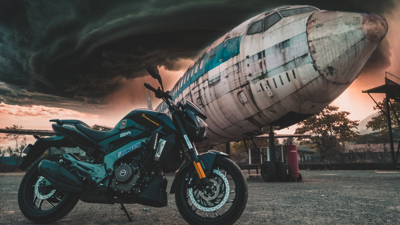 Schwarz-blaues Sportfahrrad, Das Tagsüber Neben Einem Braun-weißen Betongebäude Geparkt Ist. Wallpaper in 1366x768 Resolution