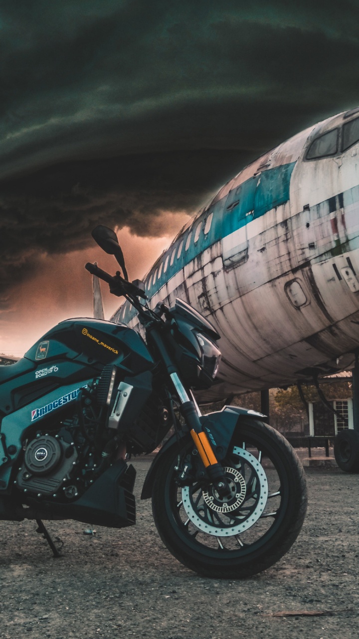 Schwarz-blaues Sportfahrrad, Das Tagsüber Neben Einem Braun-weißen Betongebäude Geparkt Ist. Wallpaper in 720x1280 Resolution