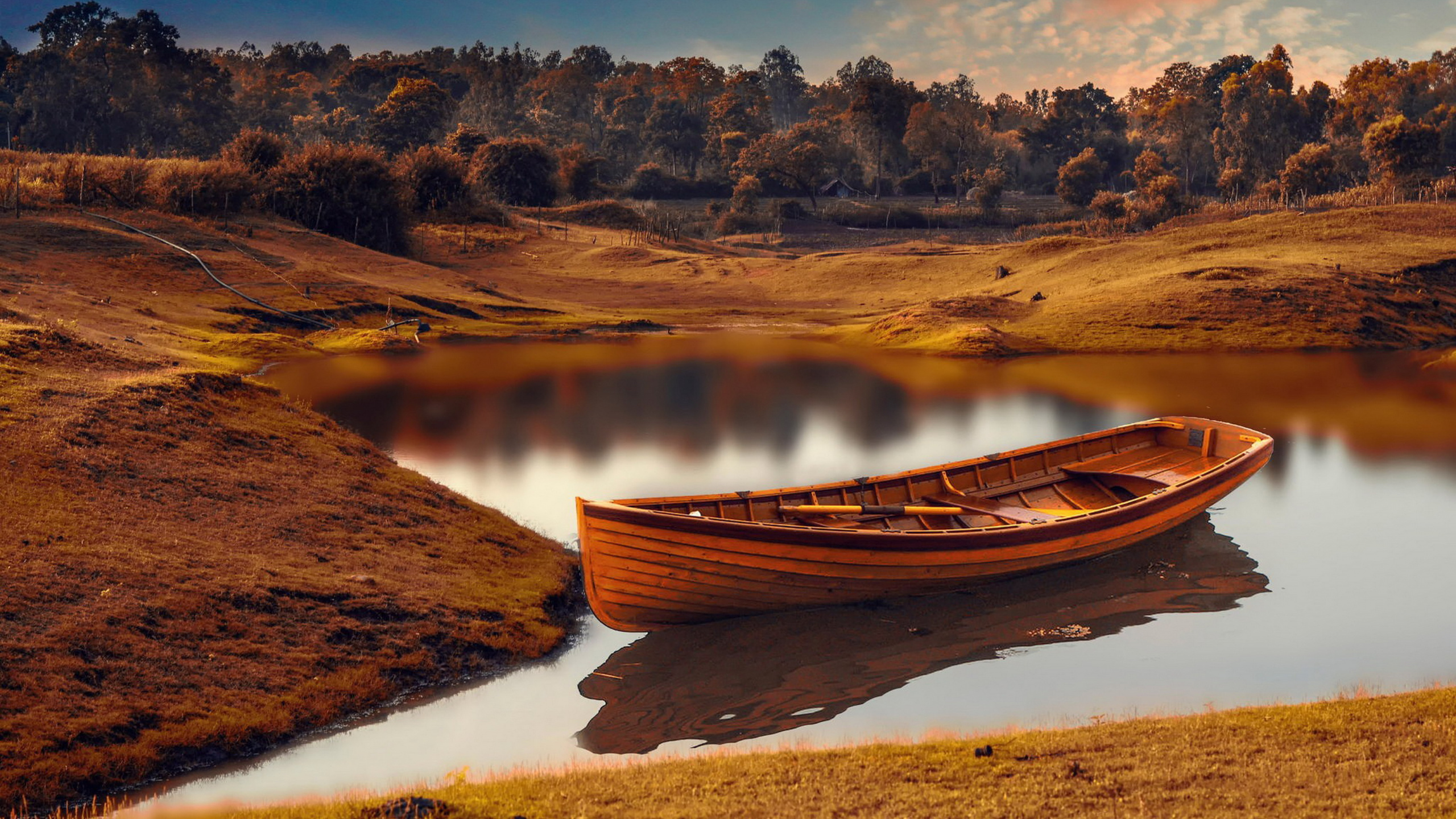 Brown Wooden Boat on Lake During Daytime. Wallpaper in 2560x1440 Resolution