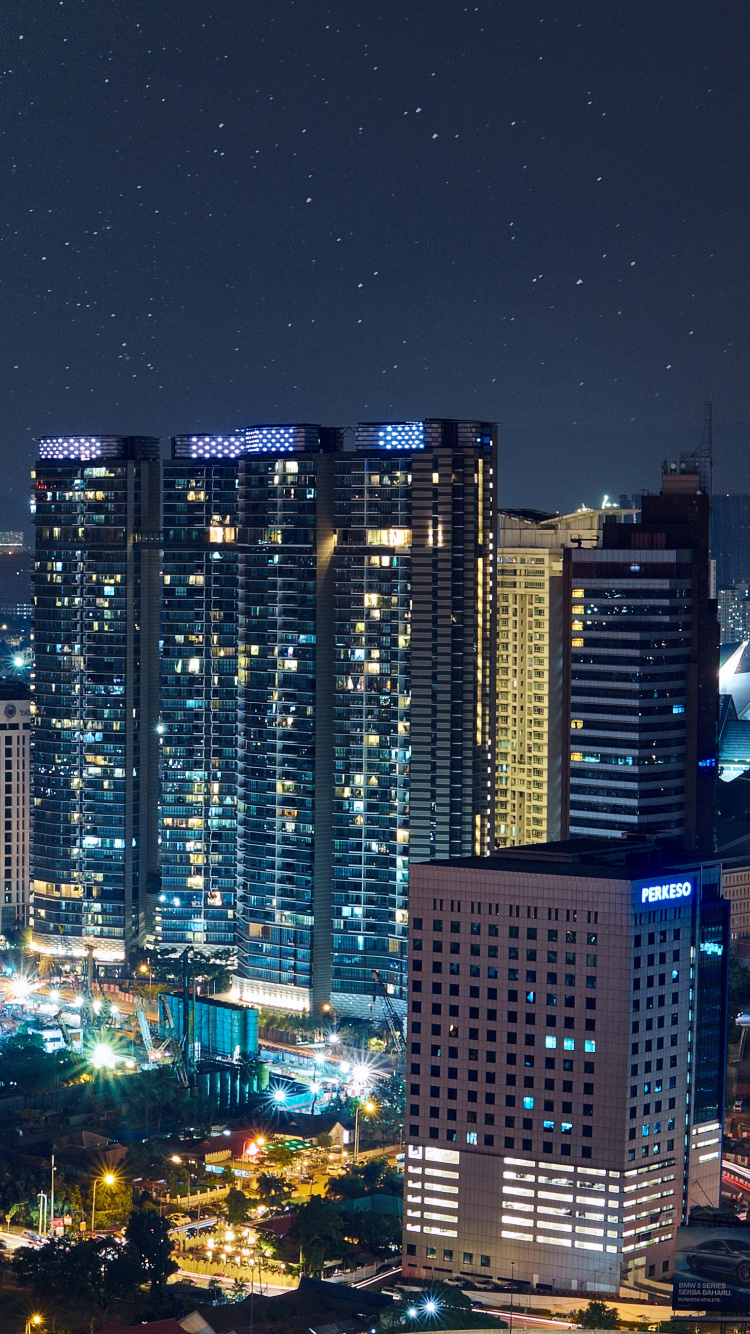 Ville Avec Des Immeubles de Grande Hauteur Pendant la Nuit. Wallpaper in 750x1334 Resolution