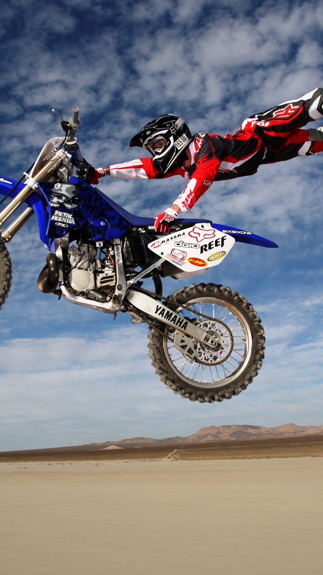 Man Riding Motocross Dirt Bike Sur Sable Brun Sous Ciel Bleu Pendant la Journée. Wallpaper in 1080x1920 Resolution